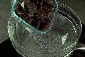 https://petit-beurre.pl/wp-content/uploads/2017/07/0030_Tarta-czekoladowa-bez-pieczenia.mp4.00_00_16_00.Still004-300x200.jpg